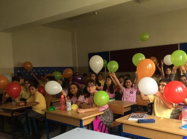 7B dersinde balonlarla derse ısındık enerjimizi dengeledik ve derse hazır hale geldik