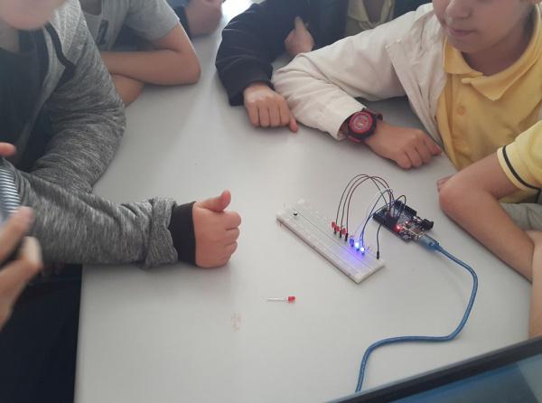 Arduino Çalışması yapan öğrencilerimiz polis lambası tasarlayıp kodladı