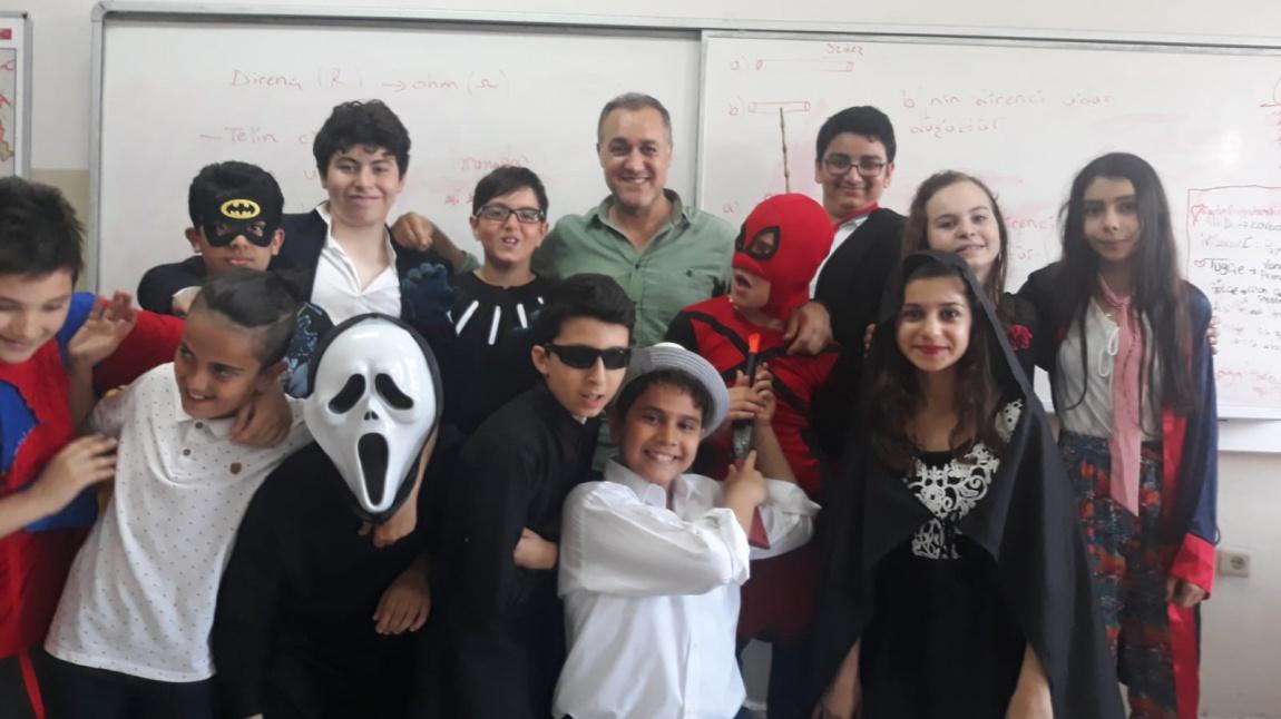 6/C sınıfı Görsel Sanatlar ve Türkçe dersi zümre işbirliği ile kostüm partisi düzenlediler.