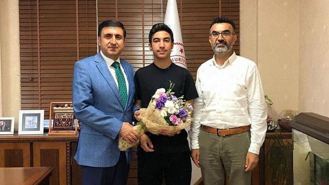LGS TÜRKİYE 1.si olan öğrencimiz Salih AKBAŞ'ı Şişli İlçe Milli Eğitim Müdürümüz sayın Murat Mücahit YENTÜR makamında kabul ederek tebrik etti. 