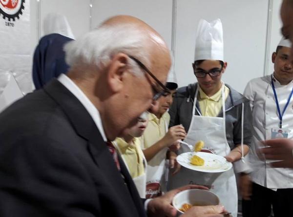 Öğrencilerimiz Bakanımız Nabi AVCI´ya hazırladıkları tatlıları tattırırken