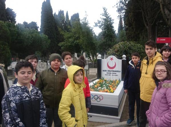 Mehmet Akif ERSOY´un Mezarını Ziyarete Giden Öğrencilerimizin Naim SÜLEYMANOĞLU´nu da Ziyaret ettiler